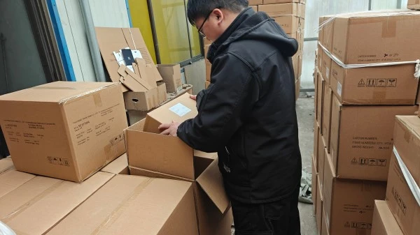 Inspectez les marquages ext&eacute;rieurs des bo&icirc;tes