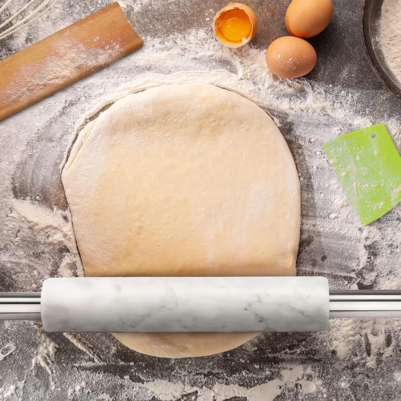 Rouleau &agrave; p&acirc;tisserie en marbre blanc gris avec poign&eacute;es en m&eacute;tal dor&eacute; et base en acacia
