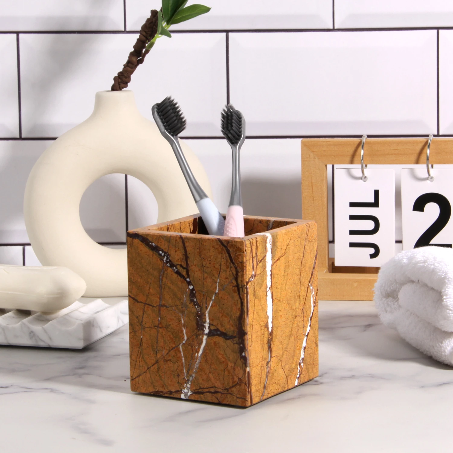 Porte-stylo en marbre marron for&ecirc;t tropicale