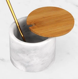Sali&egrave;re en marbre gris avec couvercle en bois et cuill&egrave;re en acier inoxydable dor&eacute;