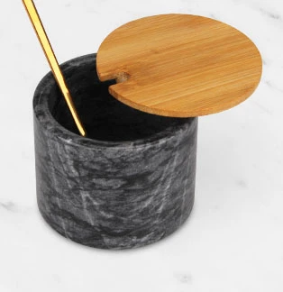 Sali&egrave;re en marbre gris fonc&eacute; avec couvercle en acacia et cuill&egrave;re en acier inoxydable dor&eacute;