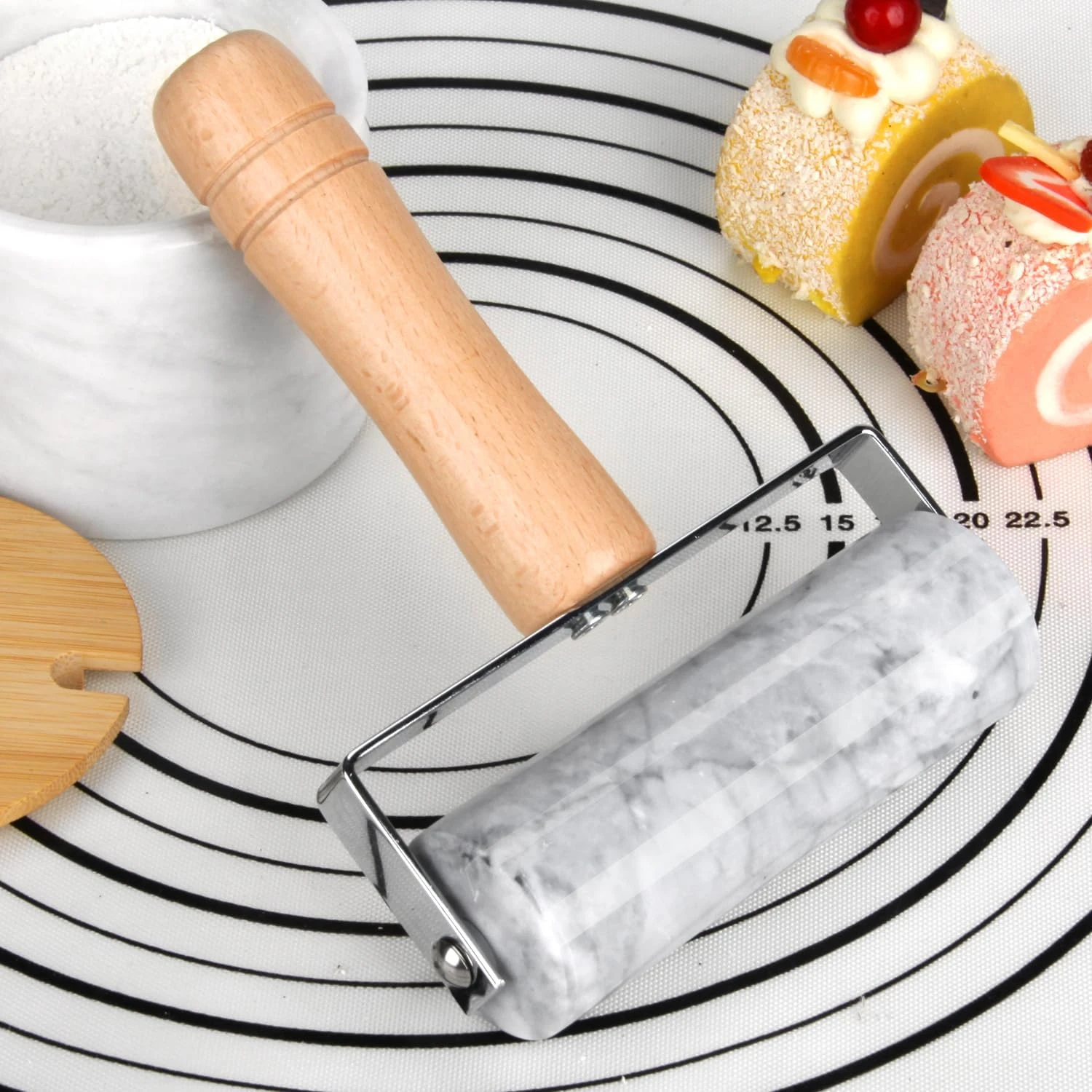 rouleau &agrave; p&acirc;tisserie en marbre gris blanc avec support en bois