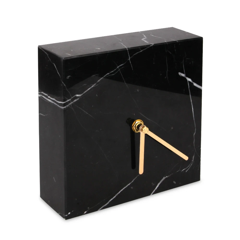 Horloge de table carr&eacute;e en marbre noir avec index dor&eacute;s, sans pile